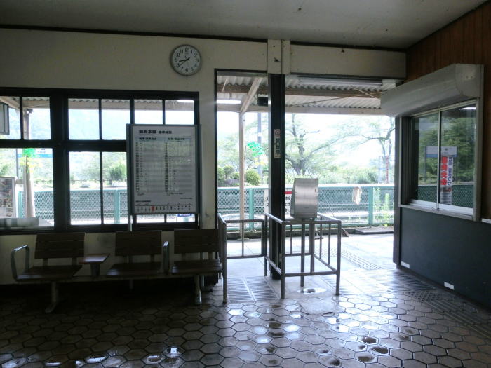 笠置駅の待合室と改札口