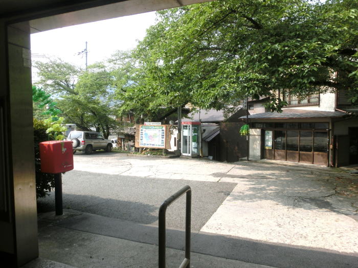 これと言った店も無い笠置の駅前