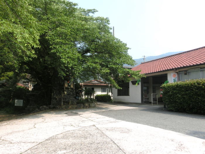 小奇麗な笠置駅の駅舎。