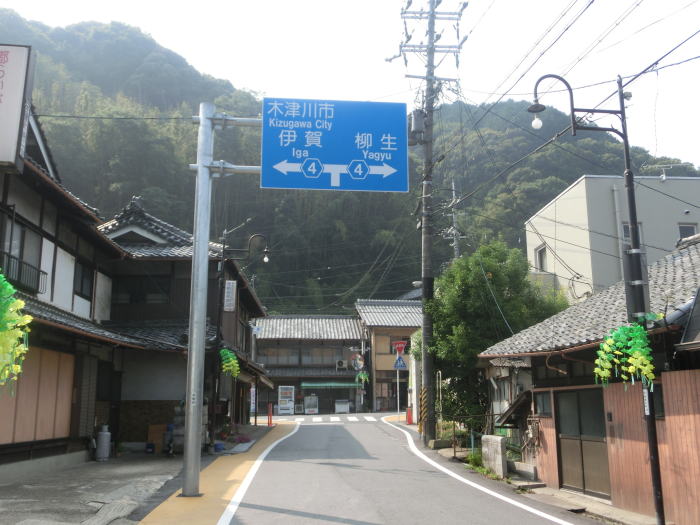 笠置駅周辺の町並み。寂れた感じ。