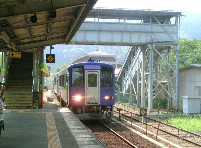 笠置駅に着いた帰りのキハ１２０．
