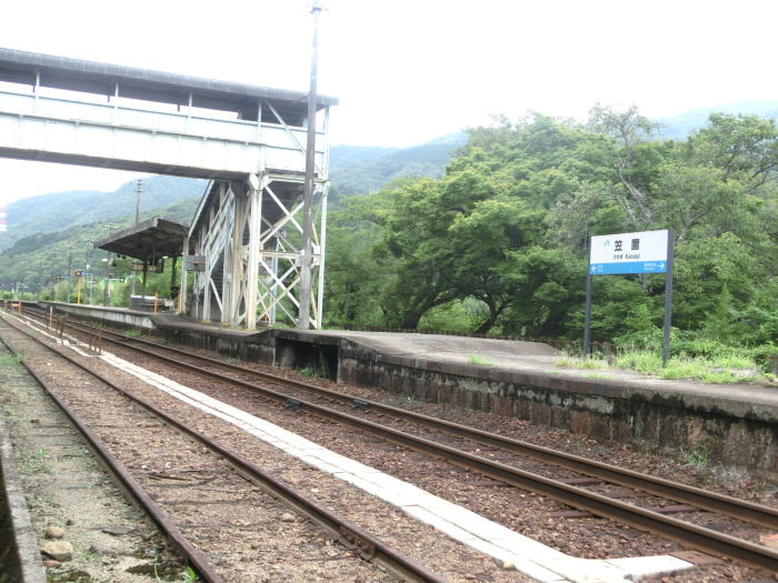 笠置駅のクラシックな跨線橋