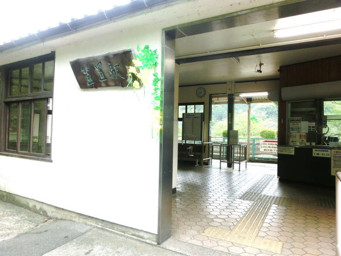 笠置駅入り口と改札口