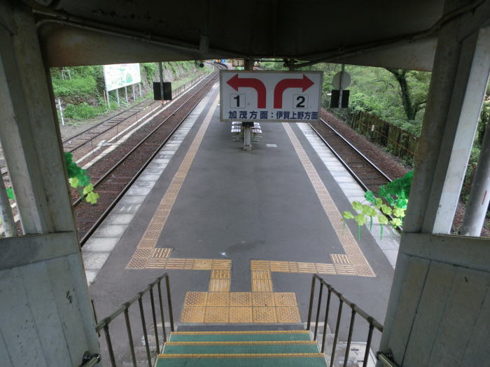 跨線橋の階段からホームを見る