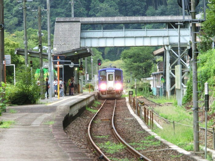 笠置駅に到着する加茂行き