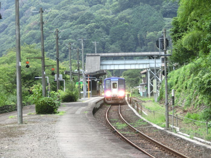 長いホームにキハ１２０が２両
