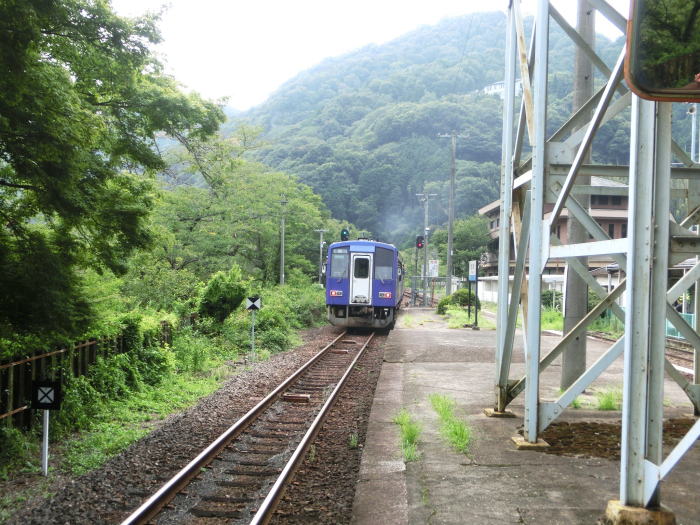 去って行く亀山行のキハ１２０