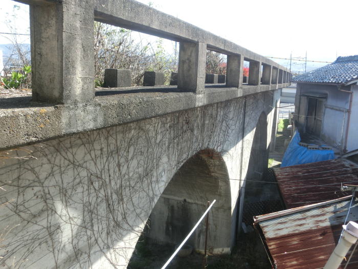 五新線の高架橋にギリギリに建てられている家