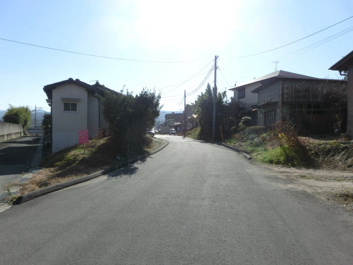 高架橋に向かってカーブする五新線跡