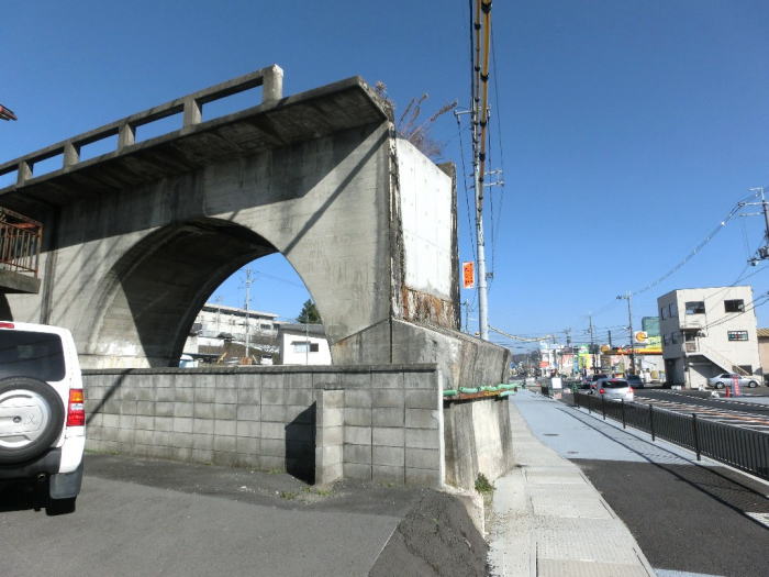 国道で分断された高架橋