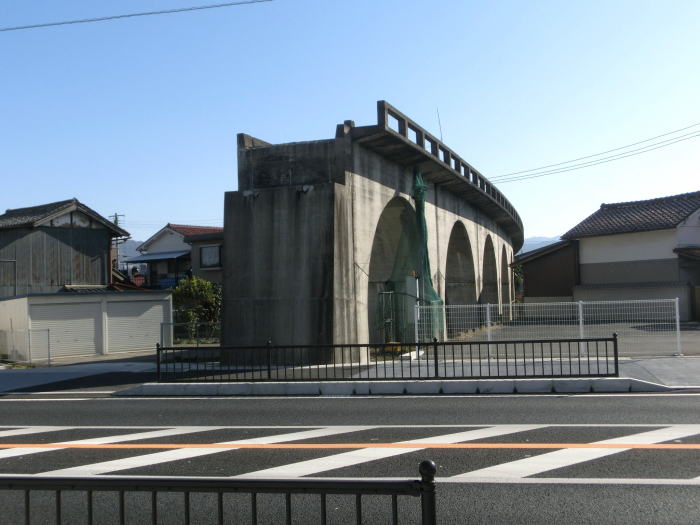 分断された五新線の高架橋　反対側