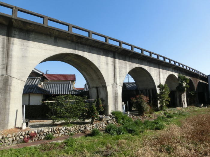 風景に溶け込んでいる五新線の高架橋