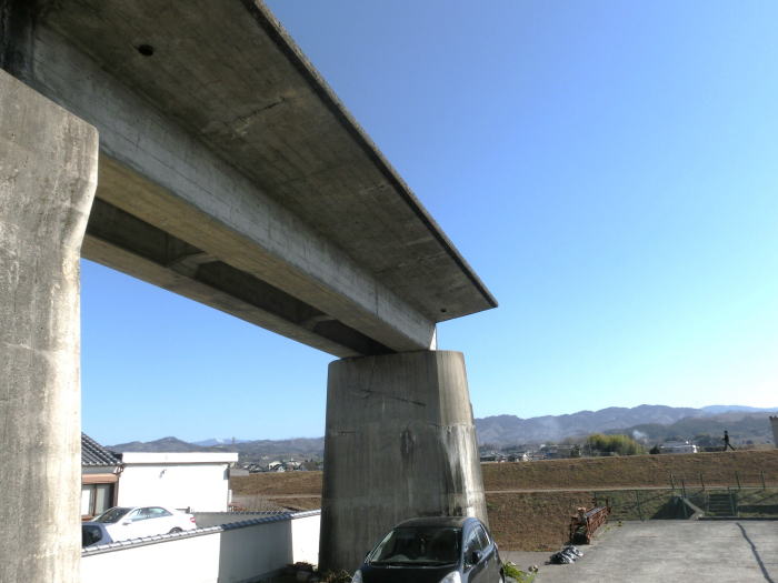 吉野川の所まで来てむなしく終わっている高架橋