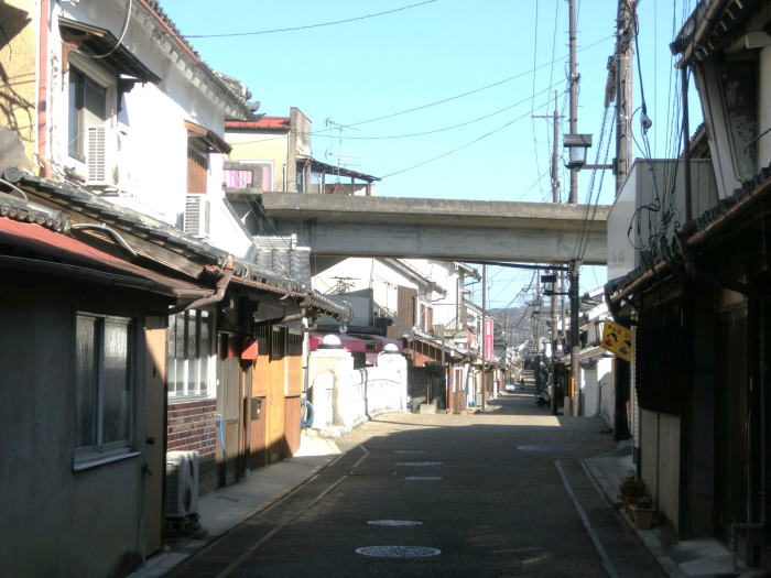 五條の町の通りをまたぐ五新線の高架橋