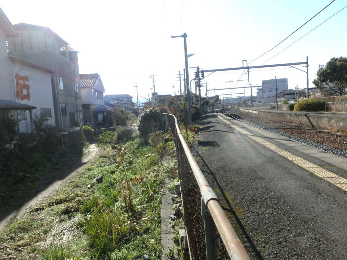 和歌山線から左に離れていく廃線跡