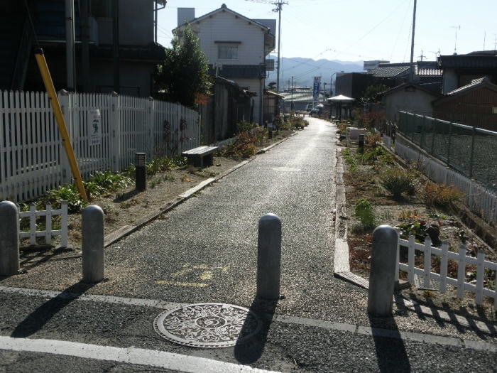 駅前から始まっている廃線跡の遊歩道