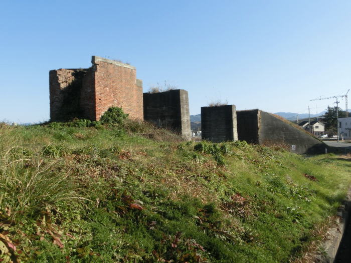 古代遺跡のような川端貨物線の橋脚