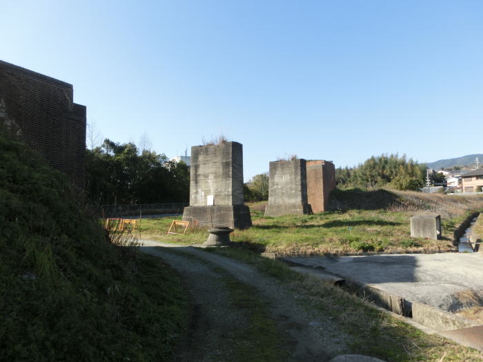 反対側から見た川端貨物線の橋脚