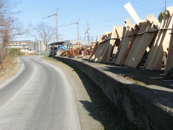 材木が並べてあるプラットフォーム。川端駅。