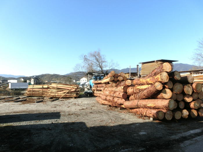 今も材木が置かれている川端駅跡