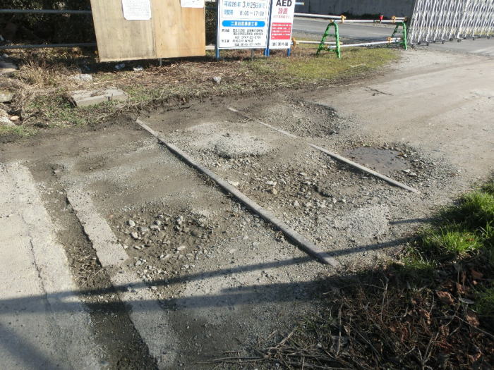 広場の隅に残っている泥まみれの線路