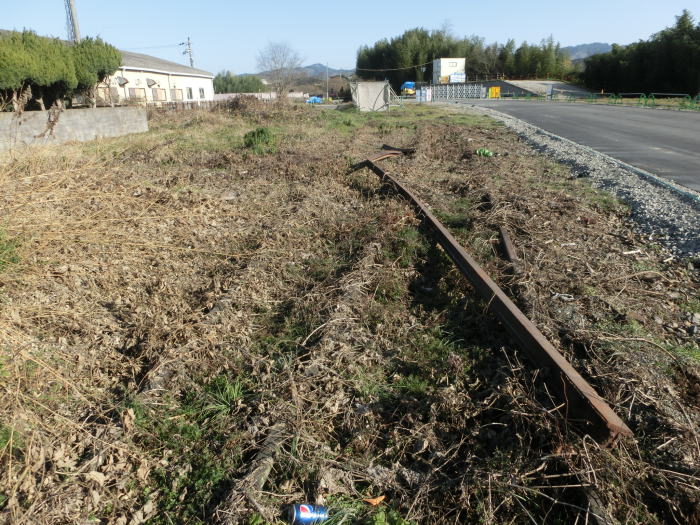 アスファルト道路の横に残っている線路