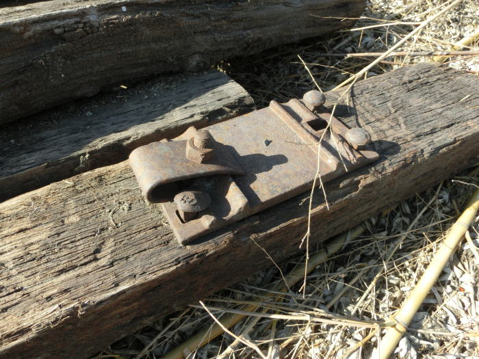 線路跡の枕木と杭