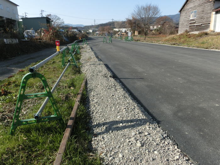 線路の上に乱暴に舗装された道路