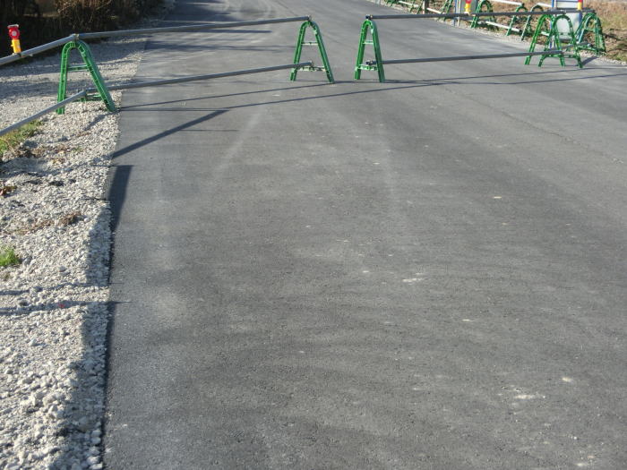 アスファルトの上に浮き出ているレールの模様。