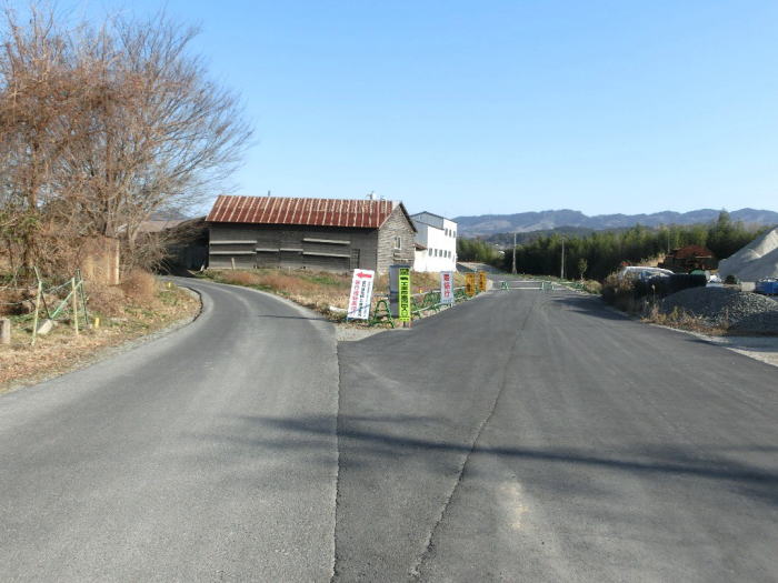 線路跡の先にある製材所と怪しくカーブした道