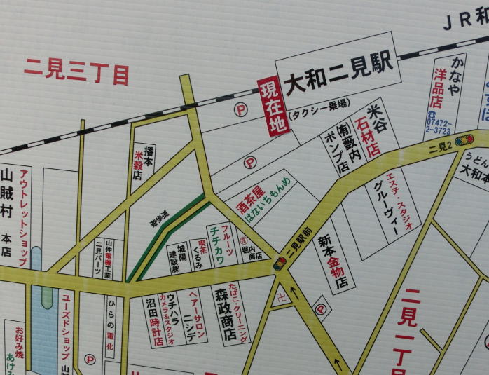 駅前の地図。廃線跡のカーブが見て取れる。