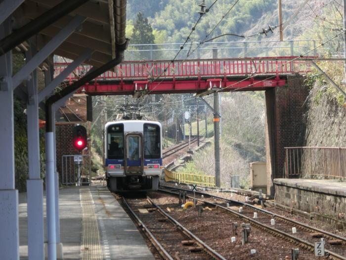 九度山駅に到着。極楽橋に向かって去って行く高野線の電車。