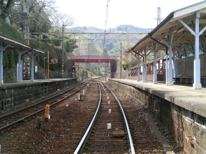 構内の踏み切りから極楽橋方向