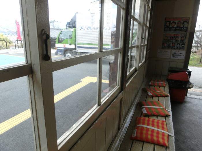 鍵の付いた九度山駅のガラス窓