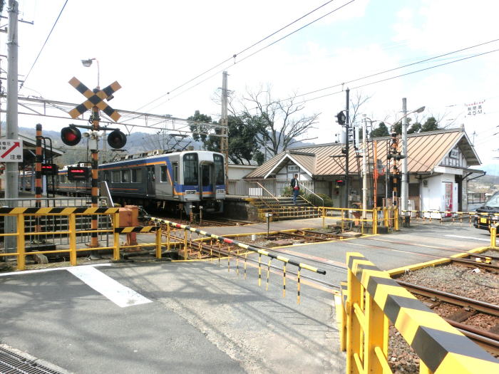 狭い九度山駅前の踏み切り