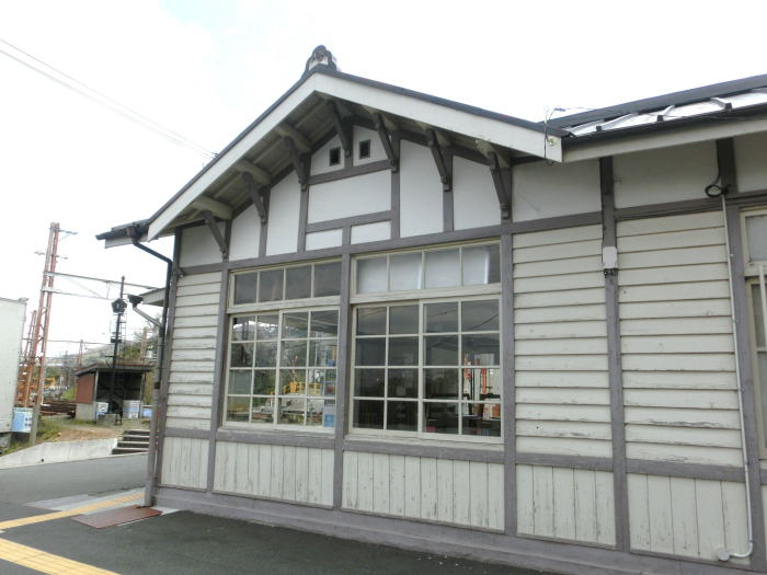 昔の小学校の様な九度山駅の駅舎