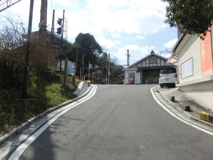 すぐに急坂になる駅前通り