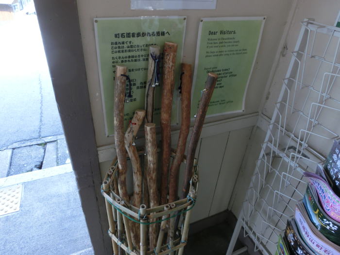 ハイカーのために置かれている杖