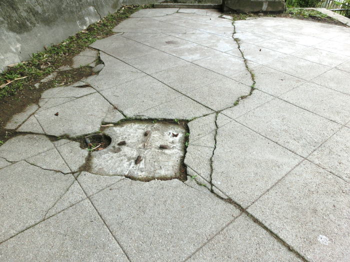 ホームの鉄柱跡