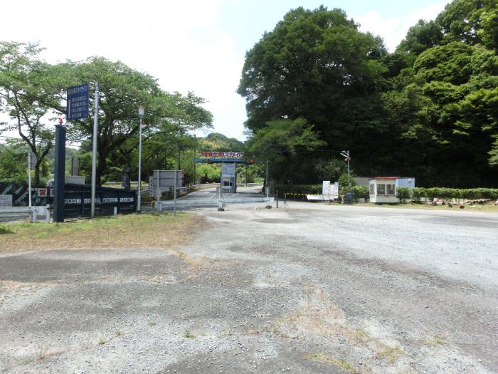 信貴山門　駐車場になっている駅の跡