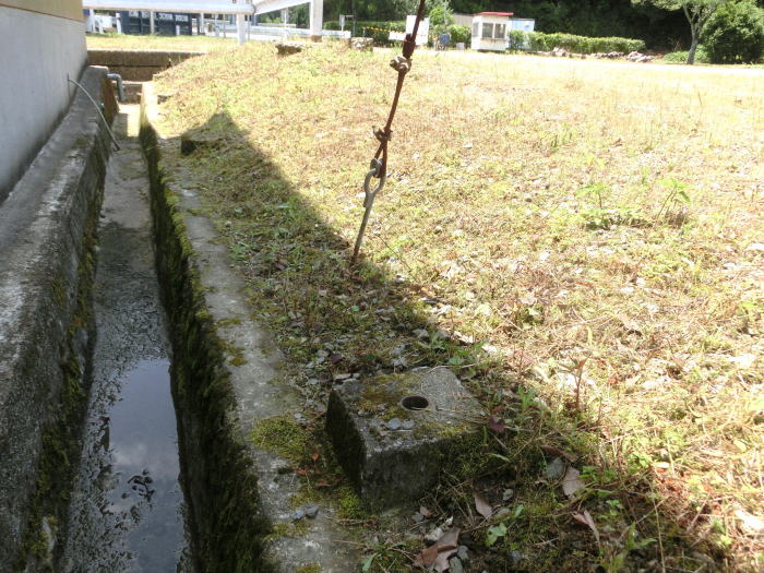 信貴山門にあるコンクリートの遺構