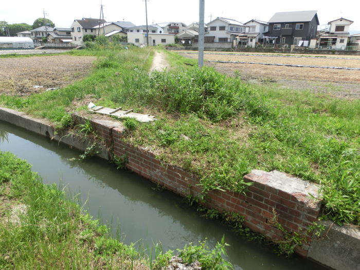 用水路に残っているレンガの橋台跡