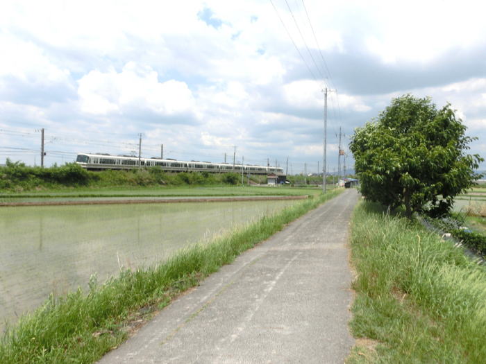 廃線跡の横を走るＪＲの快速