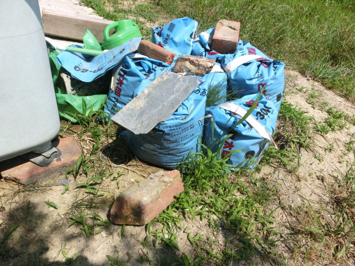 築堤の上にも使いこまれたような古いレンガ