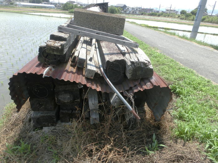 サイクリング道の脇に集められている枕木その他