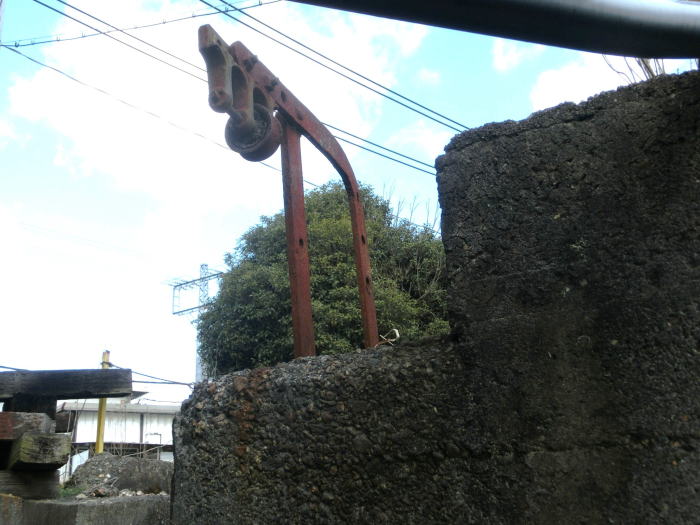 錆びたケーブルの滑車。これが一番ハッキリ形として残っている天理軽便鉄道の遺構