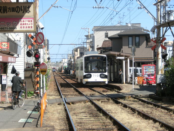 安立町駅前の遮断機のない踏切