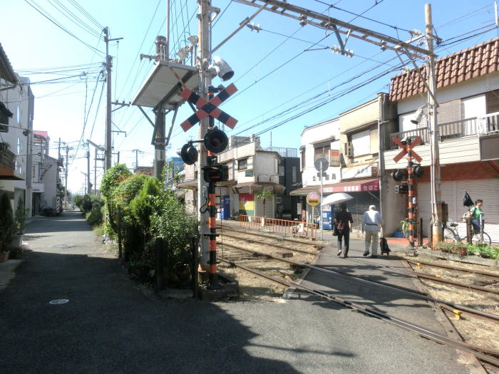 線路に沿って垣根と狭い道がある阪堺電車独特の風景