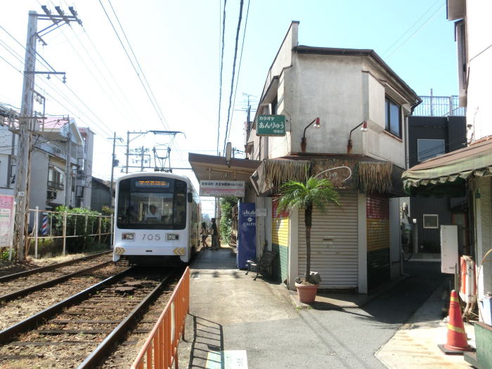 町の延長にそのまま駅のホームがあるような安立町駅。<BR>