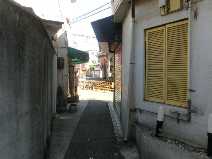 安立町駅すぐ裏側の路地